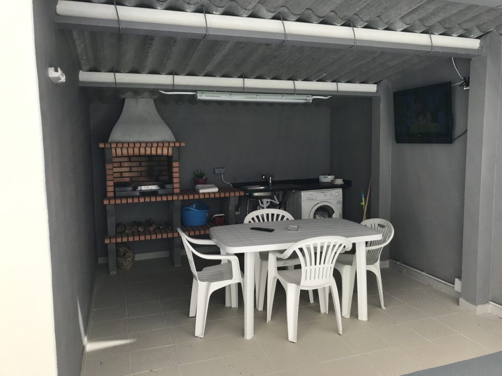 Terraza con barbacoa en nuestro apartamento en Finisterre
