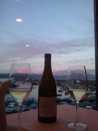 Disfruta de un buen vino en Costa da Morte cerca de nuestro alojamiento en Finisterre.