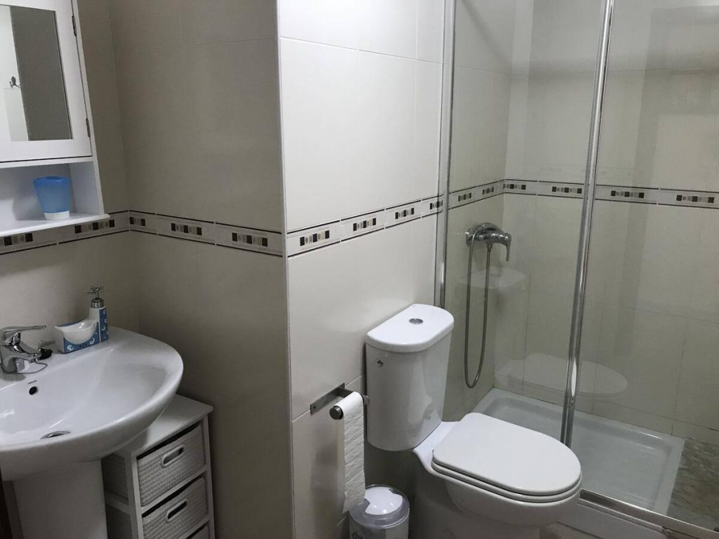 Baño en nuestro apartamento en Finisterre